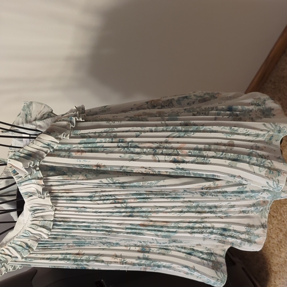 Lauren Conrad pleated top😍 - Picture 2 of 5